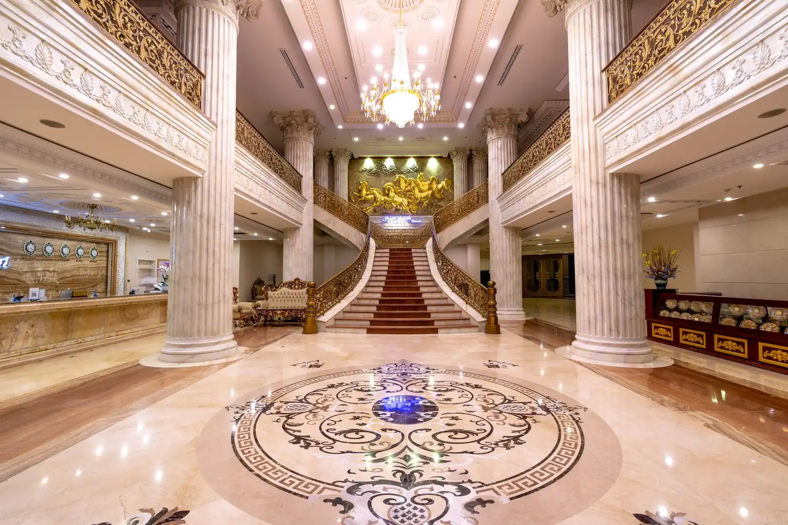 Qiravel Royal Stay interior