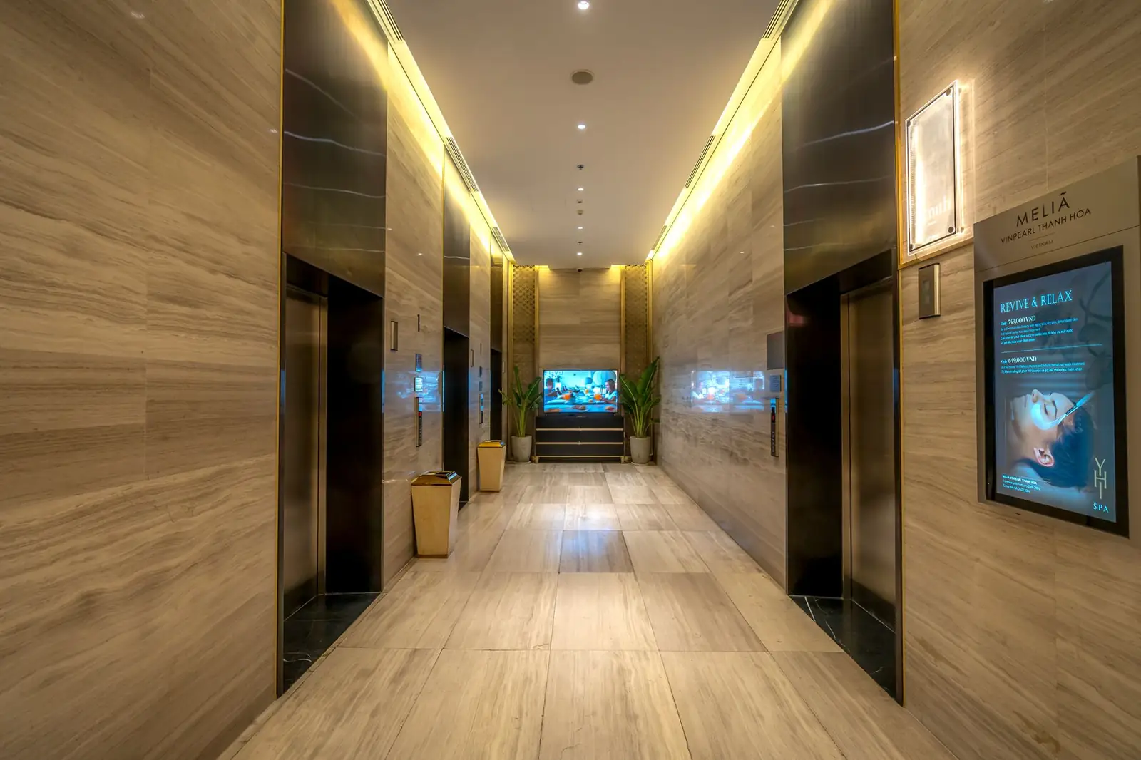 Qiravel Royal Stay interior corridor